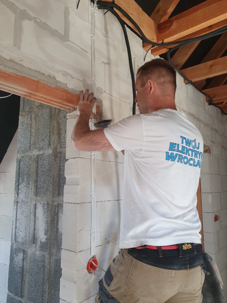 Elektryk naprawia awarię elektryczną
